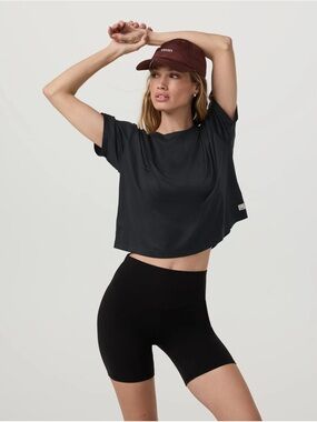 Vuori Relaxed Crop Tee in Charcoal Black